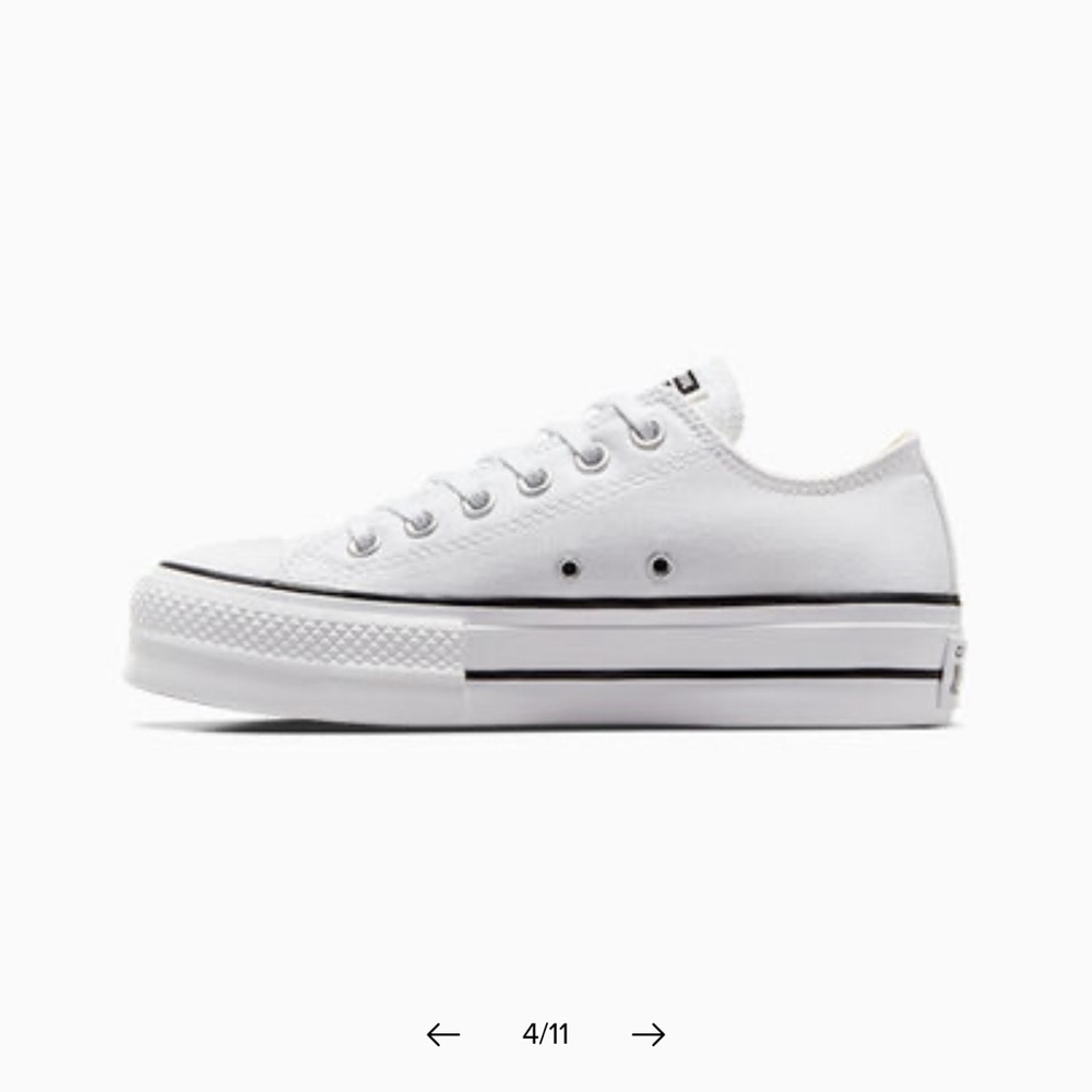 Womens Converse platform low top/ White Size 8.